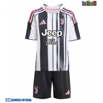 Camisa de Futebol Juventus Lloyd Kelly #6 Equipamento Principal Infantil 2025-26 Manga Curta (+ Calças curtas)